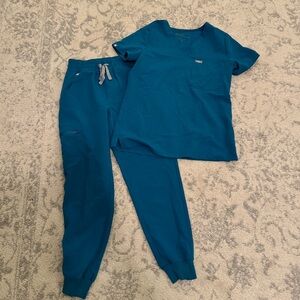 Women’s figs scrub set teal blue xs top and xs petite joggers